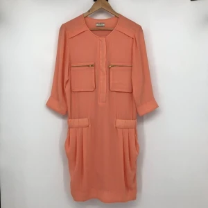 By Malene Birger, korallrosa klänning  - Korallrosa klänning från by Malene Birger. Två fickor i fram och trekvartslånga ärmar.   Väldigt bra skick. Storlek 40.   Se även mina övriga annonser. Givetvis samfraktar jag. Kan annars hämtas hos mig på Östermalm.