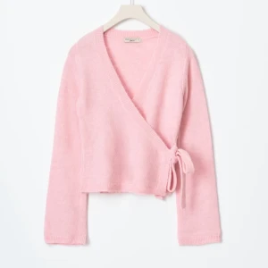 Omlott kofta från Gina! - Rosa omlott kofta från Gina i storlek S som inte kommer till användning. Använd 1 gång! Skriv dm om ni vill ha mer bilder eller info💓💓