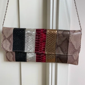 Väska - Jättesöt vintage axelväska i flertal färger o mönster, jättefint skick.