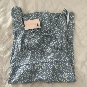 Klänning - Miniklänning från missguided, helt oanvänd med prislapp kvar