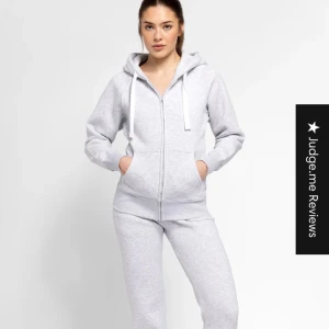 Russemerch  - Säljer helt ny zip up hoodie från Russemerch!💞storlek M men passar om man har S! Skriv för fler bilder💞