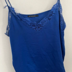 Blå spetslinne  - Ett fint blått spetslinne! För 30 kr, strl L men passar M också! 💙