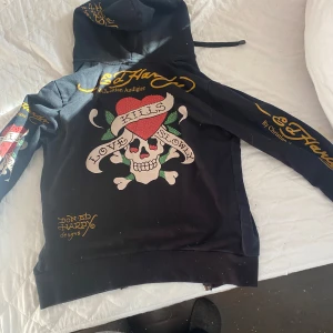 Ed Hardy hoodie - Jätte snygg ed Hardy hoodie i fint skick💖 står xl men den sitter mer som en S/M