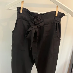Kostymbyxor DM Dennis - Svarta fin kostymbyxor från DM Dennis. Storlek XS, två fickor framtill.  