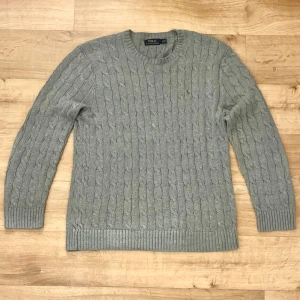 Ralph Lauren Tröja - Polo Ralph Lauren Stickad Tröja. Säljer nu denna tröjan då den knappast har blivit använd. Den är i extremt bra kvalitet och i väldigt bra skick. Perfekt inför det kallare vädret och kommer hålla dig varm. Skriv gärna om intresserade! (Nypris 2200kr)