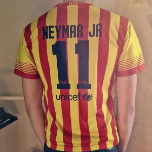 Fc Barcelona tröja - En fin Barcelona tröja från säsongen 13/14 Står neymar jr på ryggen!  Denna produkt är väldigt limiterad.  Modellen är ungefär 184 lång så den är väldigt liten på honom. DM för frågor!  Släpper billigare vid smidig affär! 