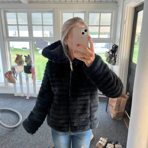 Snygg fluff jacka - Säljer min as snygga fluffjacka i storlek S/M märket vet jag tyvärr inte. Jag är 165 cm och jackan sitter jätte bra på mig 