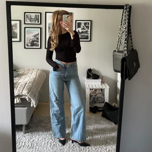 Boyfriend jeans - Perfekta mellanblå ”boyfriend” jeans, raka i benen å mellan midwaist och highwaist!🩷 Storlek M men passar S / M!
