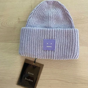 Acne mössa lila  - Helt ny oanvänd lila mössa