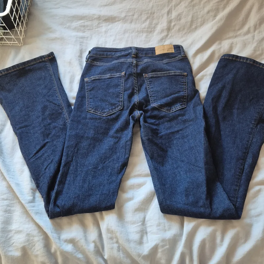 Gina tricot jeans i färgen blå och storlek XS! Jag säljer då de är lite långa! Använd 2-3 ggr!. Jeans & Byxor.