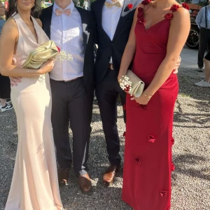 Balklänning  - Superfin röd balklänning från NELLY. Endast använd en gång och mycket varsamt. Pris går att disskutera 