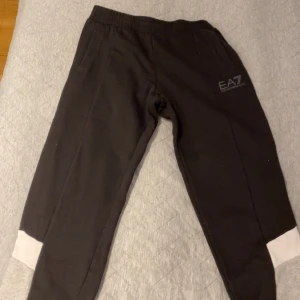 Ea7 byxor - Säljer de för de e för små