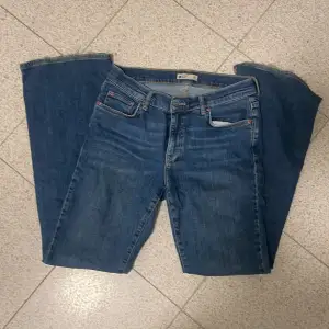 Boutcut jeans från gina