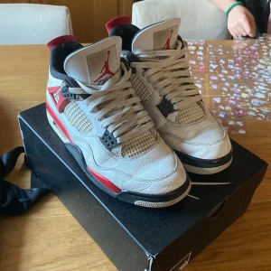 Air jordan 4 red cement - Väldigt använda under lite mer än ett halvår kom pm för fler bilder