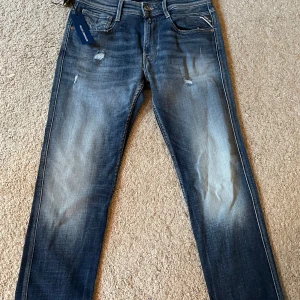 Replay anbass jeans (Helt nya) - Säljer dessa snygga replay jeans i modellen ”anbass” pga de var för stora för mig, de är helt nya med tags fortfarande på, (nypris 1700). Strl W31 L32 (Pris kan diskuteras) Om du har några frågor är de bara att höra av dig. Mvh, Hjalmar 