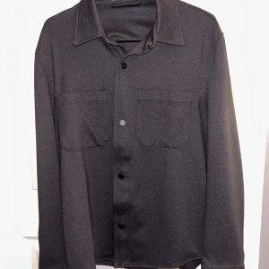 Zara overshirt - Använd 1-2 gånger, skicket är som nytt. Använder den aldrig så säljer den billigt
