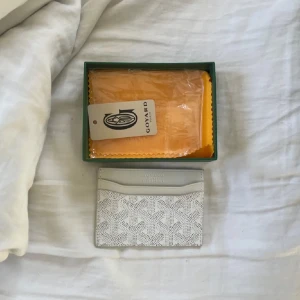 Vit Plånbok - Skriv gärna om du har några frågor, priset är inte hugget i sten!