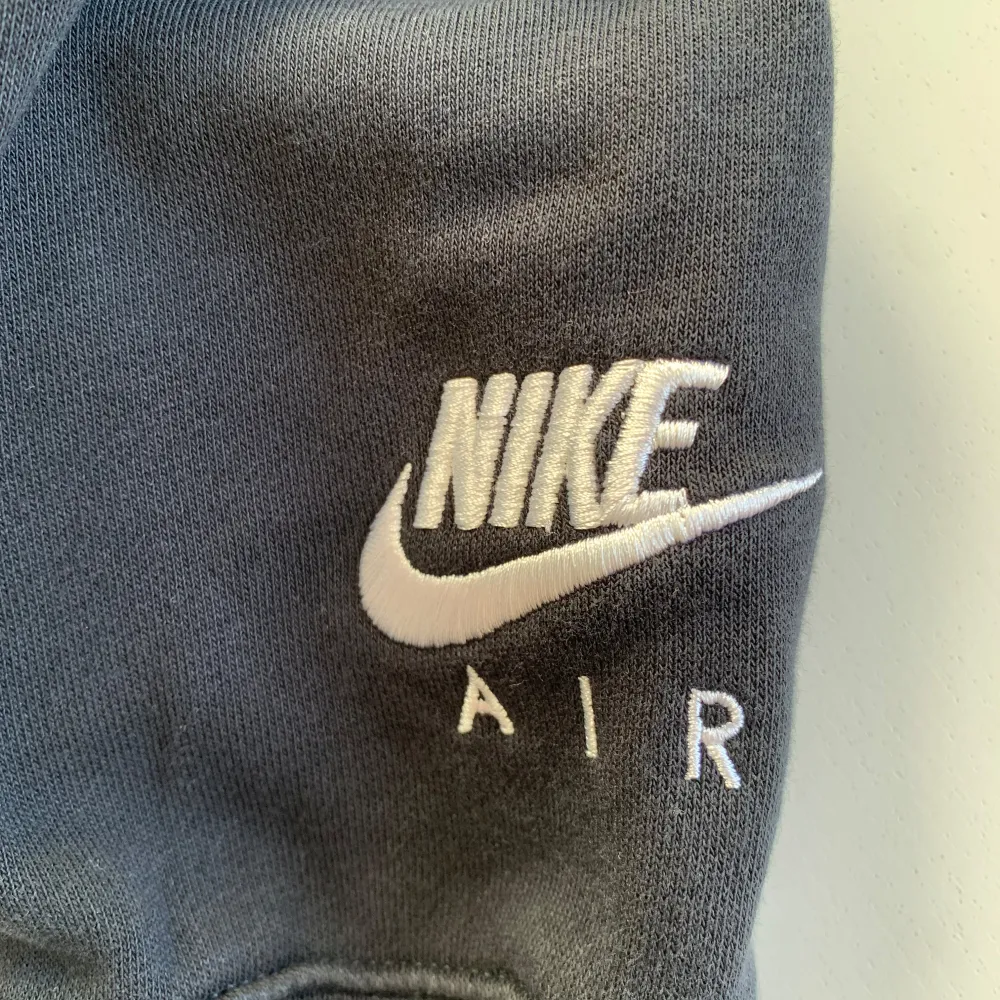 Vintage tröja från Nike Air, något kortare ”crop” modell. Använd men fortfarande mycket bra skick. . Tröjor & Koftor.