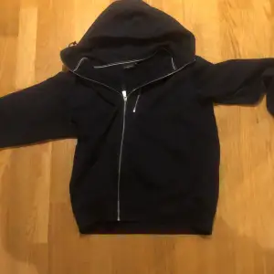 Mörkblå sail racing zip hoodie i riktigt bra skick. Nästan oanvänd.