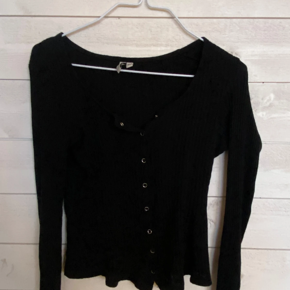 Ribbad tröja med knappar.  - 92