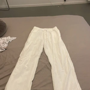 Linnebyxor  - Vita linnebyxor använda 1-2 gånger är i bra skick ny pris 800kr  Pris kan diskuteras 