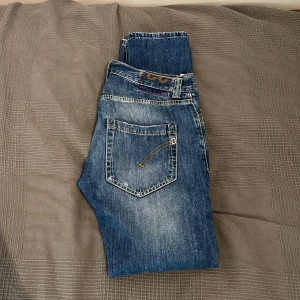 Dondup george - Säljer dessa helt nya feta dondup jeans. Skick 10/10 nypris:3500 mitt pris:1000.
