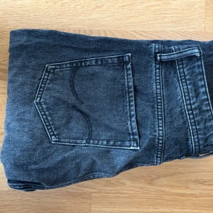 Jack & Jones - Jack & Jones jeans köpa i affär tyvärr har en sådan grej vid midjan gått sönder men går att sy, nypris ca 500kr.
