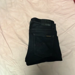 Nudie jeans grim Tim  - Säljer dessa feta jeans 👖 för ett sjukt bra pris  Nudie jeans skick 9/10 använd fåtal gånger  Går ner vid snabbäffer  