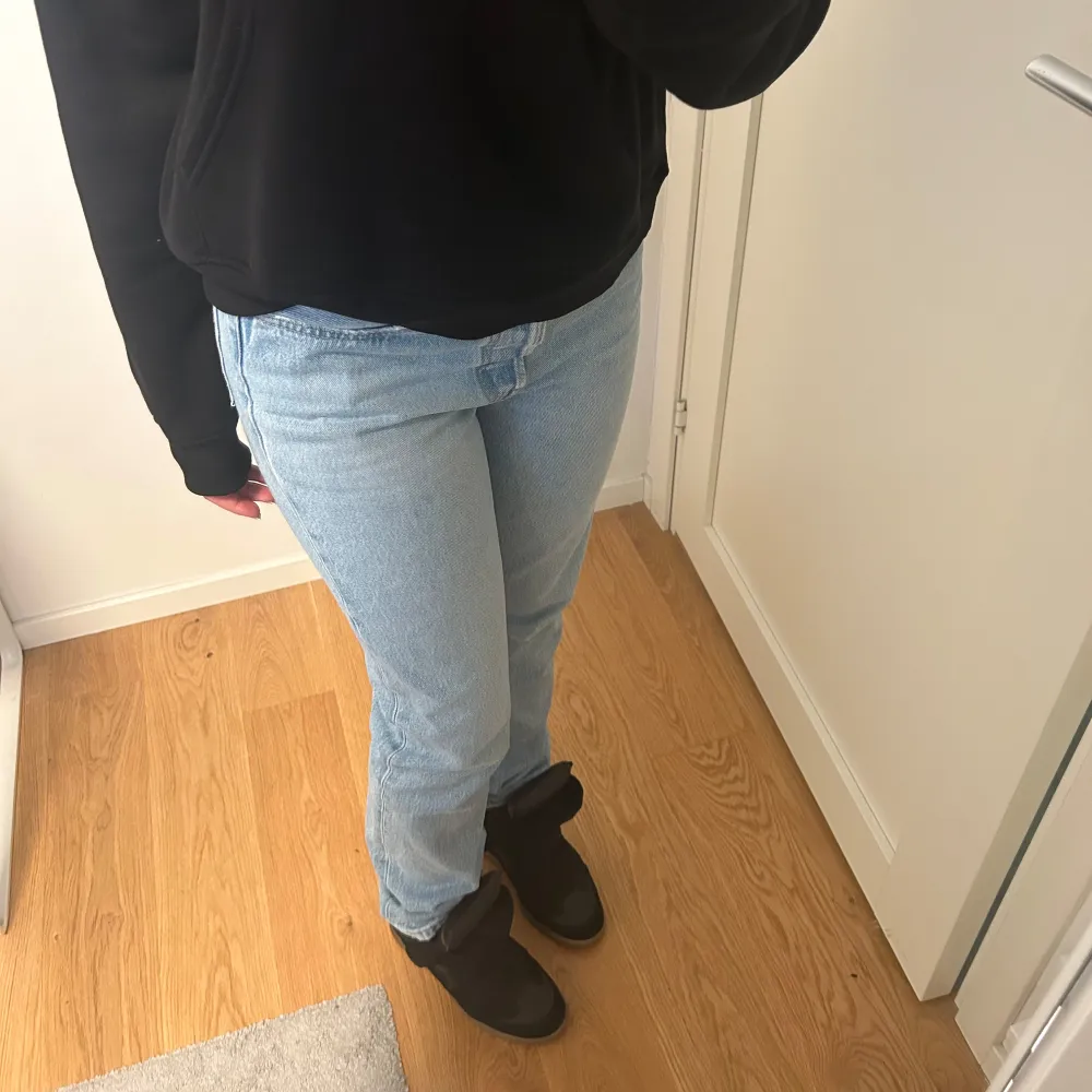 28x32 Ljusa levi’s jeans i den klassiska 501 modellen. Köpta på Plick men de satt inte riktigt som jag hade tänkt mig. De är i mycket fint skick, finns dock två ytterst små fläckar som man inte tänker på (se sista bilderna).. Jeans & Byxor.