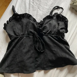 Linne - Gulligt svart linne, sitter jätte fint och är jätte skönt. 