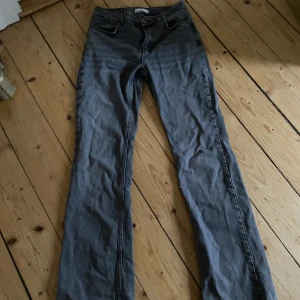 Bootcut jeans - Grå bootcut jeans ifrån gina tricot. 