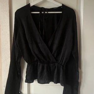 Svart blus  - Svart blus med öppen rygg❣️ superfint material och i toppen skick! Storlek xs, men något stor i storleken så passar även S. Perfekt till både fest och skola!🙏🏽 nypris är 359kr. 