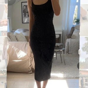 Svart tight klänning - Knappt använd klänning som sitter väldigt fint på kroppen
