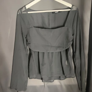 Bikbok blus  - Säljer denna superfina gråa blusen från bikbok, helt oanvänd, inga tecken på skador, skriv till mej för mer info!!