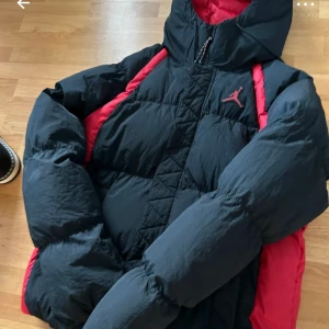 Nike Jordan Essentials Puffer Jacket (Herr) XS - Använd bara några gånger, väldigt bra skick, XS.