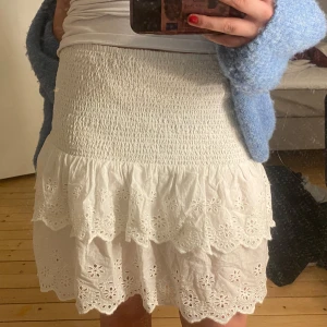 Volang kjol ifrån Lindex🤍 - Vit volang kjol ifrån Lindex🤍 Lappen finns inte kvar men det är strl M Säljer då den inte riktigt passar mig