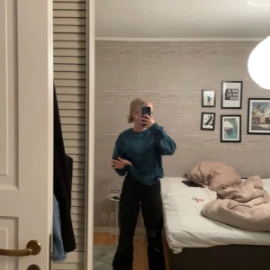 Svarta kostymbyxor  - Säljer mina svarta kostymbyxor från Monki. Byxorna är lite högmidjade samt bootcyt. Endast använda fåtal gånger och är i storlek 32.  Pris: 75kr plus frakt