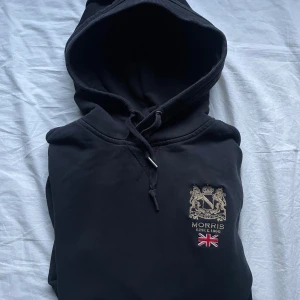 MORRIS HOODIE  - Tjena, säljer nu denna eftertraktade hoodie från Morris i storlek M men sitter mer som S. Svart färg och det är bra skick på den. Hör av dig vid frågor, priset är inte hugget i sten!