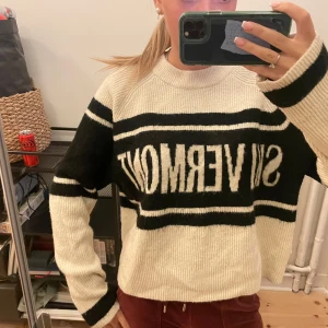 Stickad tröja  - Stickad tröja med tryck från H&M. Jätte skönt material och passar perfekt nu till hösten och vintern! På trycket står det ”ski vermont”