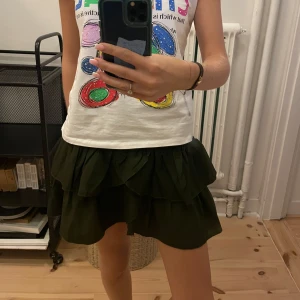 Mörkgrön kjol - Mörkgrön kjol från neo noir. Jätte jätte snygg till sommaren men också snygg att ha på vintern med nylon tights under. 