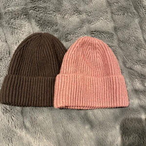 Mössor  - Två mössor ifrån HM i väldigt fint skick! 