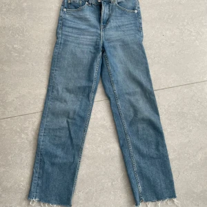 H&M jeans - Lite croppad modell. Använda men i gott skick. Säljer pga för små för mig. Stl XS.