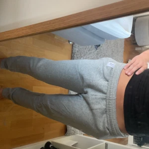 Gråa lågmidjade  mjukkisbyxor - Lågmidjade mjukisbyxor, jätte bra skick !