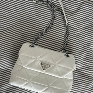 Vit väska  - Vit axelremsväska 