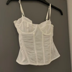 Vit korsett topp - Jättefin ”korset” topp, aldrig använt. (Bara provad) Prislappen kvar också.💗 