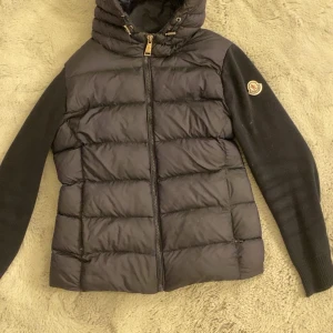Moncler cardigan - Jätte fin jacka storlek s passar även xs! Använd i gott skick, inga fel på den. Möts upp och kan även frakta. (Du står för frakten)