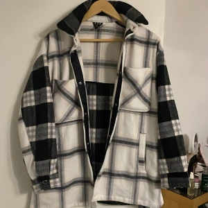 svartvit jacka/kofta/rock - köptes ett par år sen men har inte kommit till användning jättebra skick/endast testad🌟 skriv om du har frågor💞nypris 400