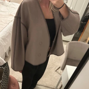 Kappa - Jättesnygg brun/beige kappa från Stockholm. Köpte i våras men använt ungefär 2 gånger därav jag säljer den. Som ny. I storlek M men funkar även för en S. Köpt på MQ. Nypris 1000kr❤️❤️