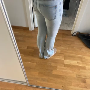 Ljusblå lågmidjade bootcut jeans  - Supersnygga bootcut jeans från Lindex, köpa på Plick och i nyskick! 