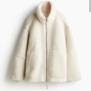 Teddyjacka hm - Säljer denna skitsnygga jacka i S!  Då jag har dubbelt! Går inte ner i pris